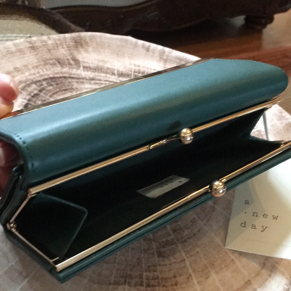 NWT Long Fold-over Wallet W/ Kisslock Compartment - Picture 5 of 5